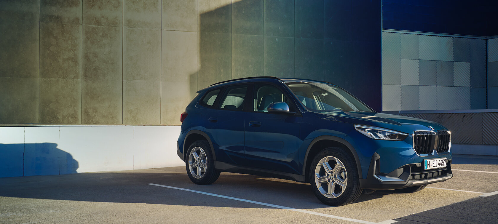 Blauer BMW X1 stehend auf einem Parkplatz - Angebot für Großkunden bei der Wahl-Group