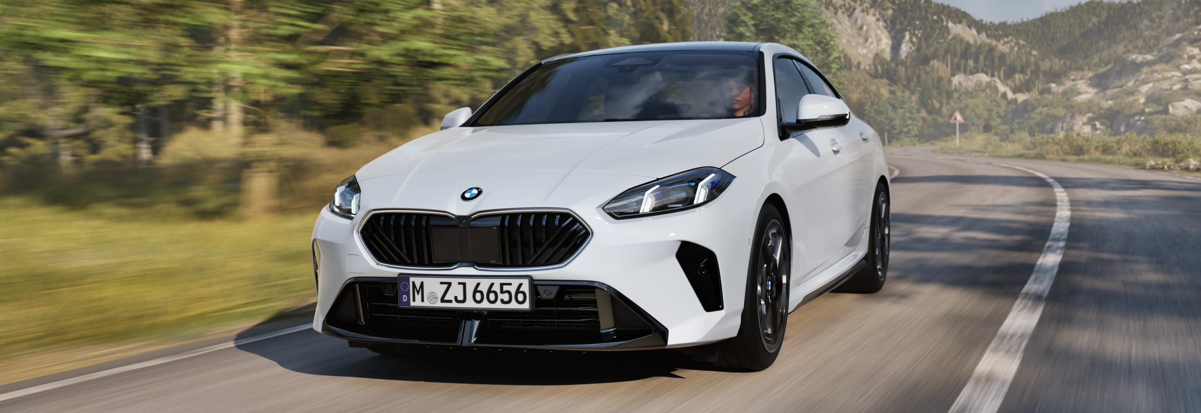 Weißes fahrendes BMW 2er Gran Coupé auf einer Landstraße - Businessleasing bei BMW Wahl.