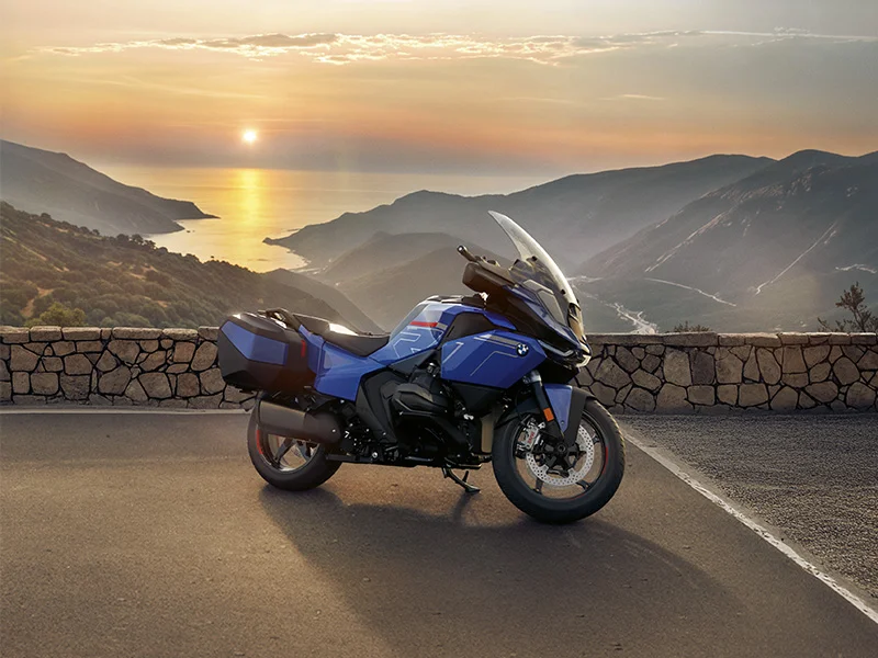 BMW R 1300 RT – Komfort-Tourer für höchste Ansprüche bei der Wahl-Group erleben BMW R 1300 RT in Blau auf Küstenstraße bei Sonnenuntergang – Premium-Tourer bei der Wahl-Group