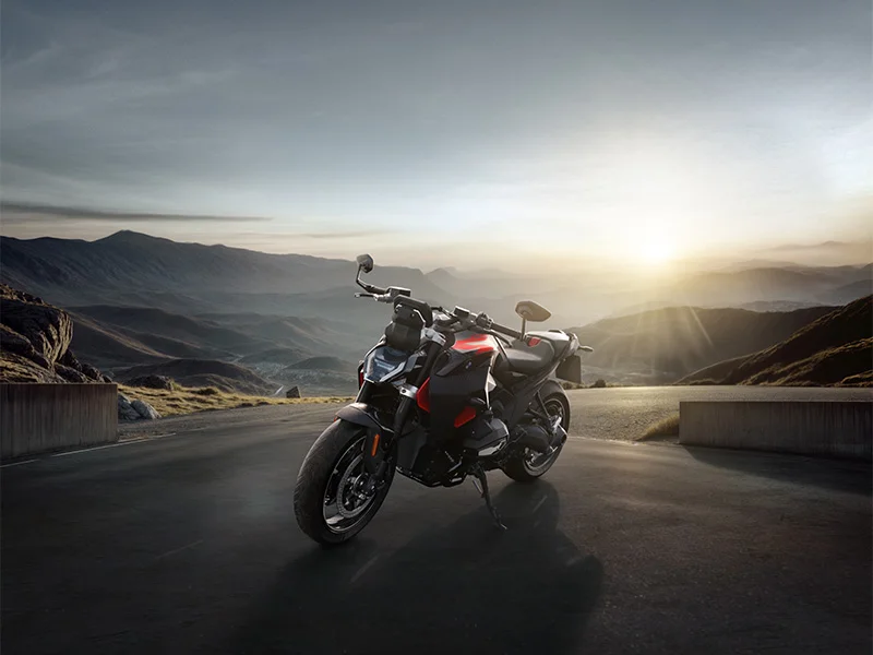 BMW R 1300 R – Kraftvoller Roadster für maximale Fahrfreude bei der Wahl-Group BMW R 1300 R in Schwarz-Rot auf Bergstraße bei Sonnenaufgang – sportlicher Roadster bei der Wahl-Group