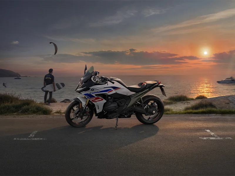 BMW R 1300 RS – Sportlicher Tourer für dynamische Fahrer bei der Wahl-Group BMW R 1300 RS in Weiß mit M-Lackierung am Meer bei Sonnenuntergang – sportlicher Tourer bei der Wahl-Group