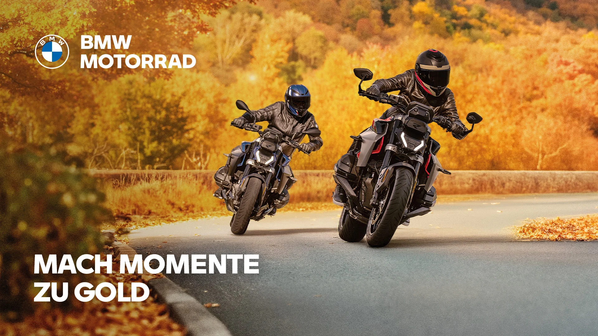 BMW Motorrad Herbstfest 2025 – Fahrspaß und goldene Momente | Wahl Group Zwei BMW Motorräder beim Herbstfest 2025 auf kurviger Straße vor goldfarbenem Laubwald bei Wahl Group