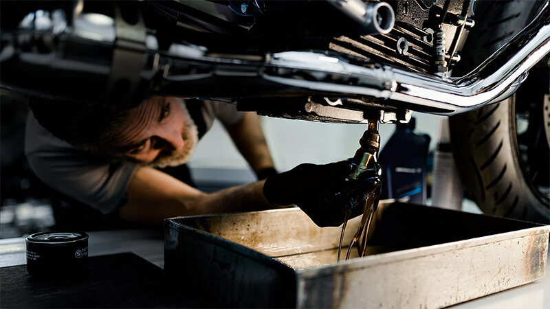 Unser Motorölservice-Paket: OIL INCLUSIVE (5/50) | © BMW Motorrad Wahl bmw motorrad; bmw s 1000 r; r ninet bmw; bmw gs 1250; bmw r1250gs; bmw r 1200 r; bmw c1; bmw f 800 r; bmw roller; bmw motorrad modell; bmw r1250r; bmw motorrad konfigurator; bmw r 18; bmw s 1000xr; motorräder bmw; bmw r1200gs; bmw r1100s; bmw f 650; bmw motorrad gebraucht; bmw f 900r; bmw r850r; bmw motorradbekleidung; bmw motorrad zubehör; bmw motorrad ersatzteile; bmw motorrad händler; bmw motorradersatzteile; bmw motorrad kaufen | © BMW Motorrad Wahl