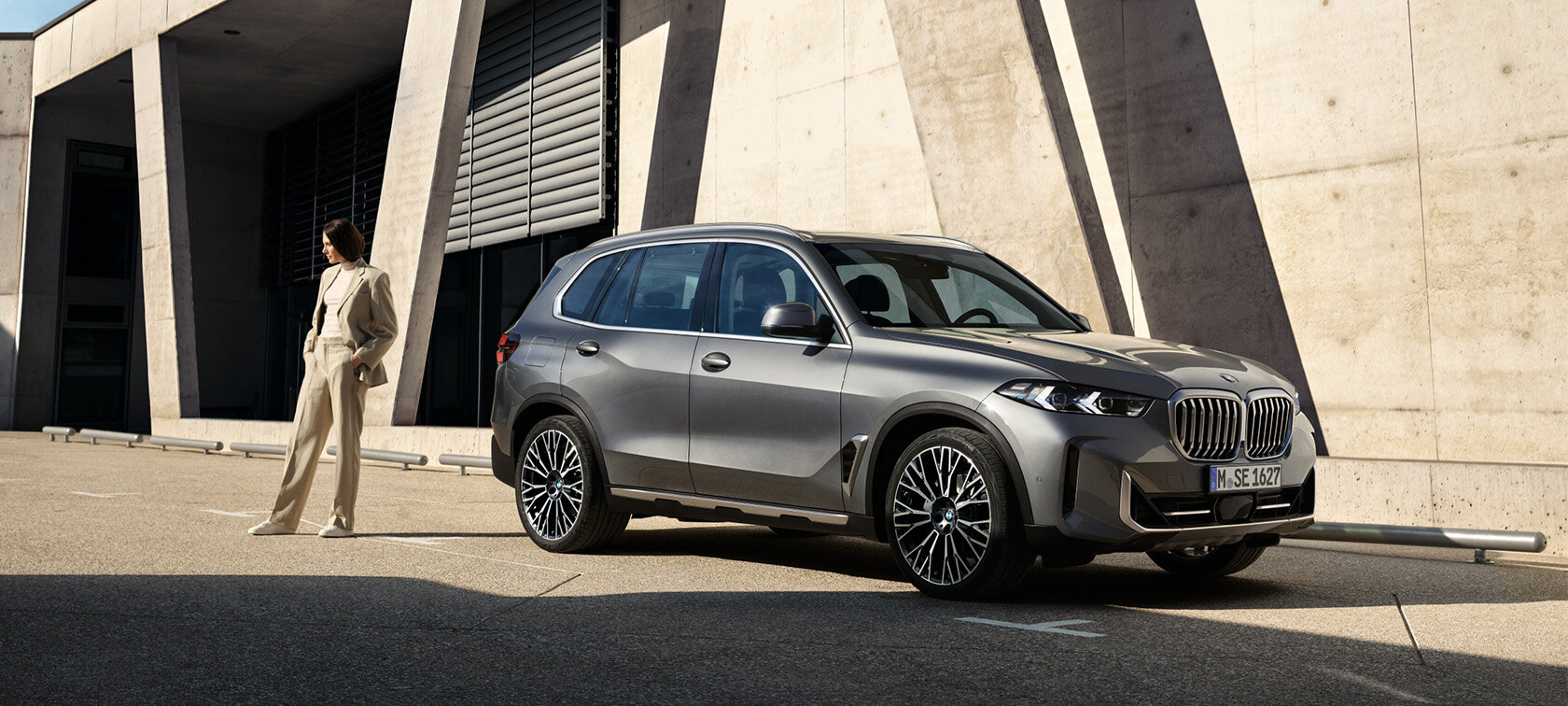 BMW X5 bei der Wahl-Group – Premium SUV mit stilvollem Design BMW X5 in Alpinweiß vor moderner Architektur – exklusives SUV-Angebot bei der Wahl-Group