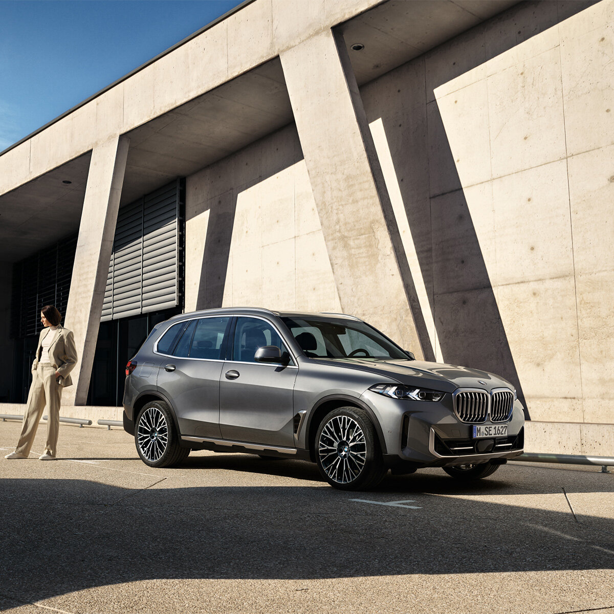 BMW X5 bei der Wahl-Group – Premium SUV mit stilvollem Design BMW X5 in Alpinweiß vor moderner Architektur – exklusives SUV-Angebot bei der Wahl-Group