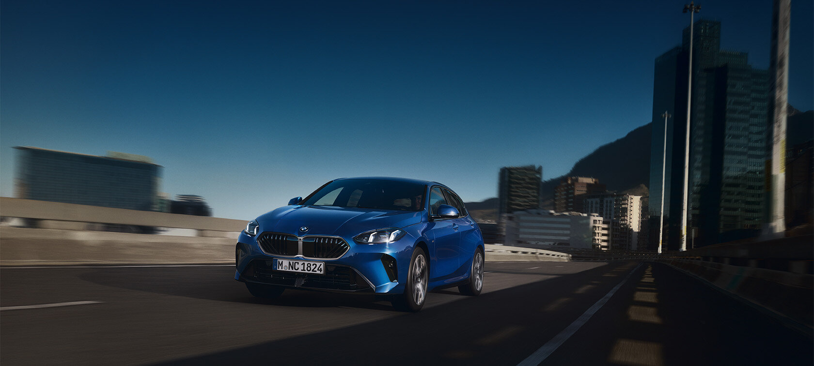 BMW 120i in Blau auf Stadtstraße – attraktives Leasingangebot bei Wahl-Group.