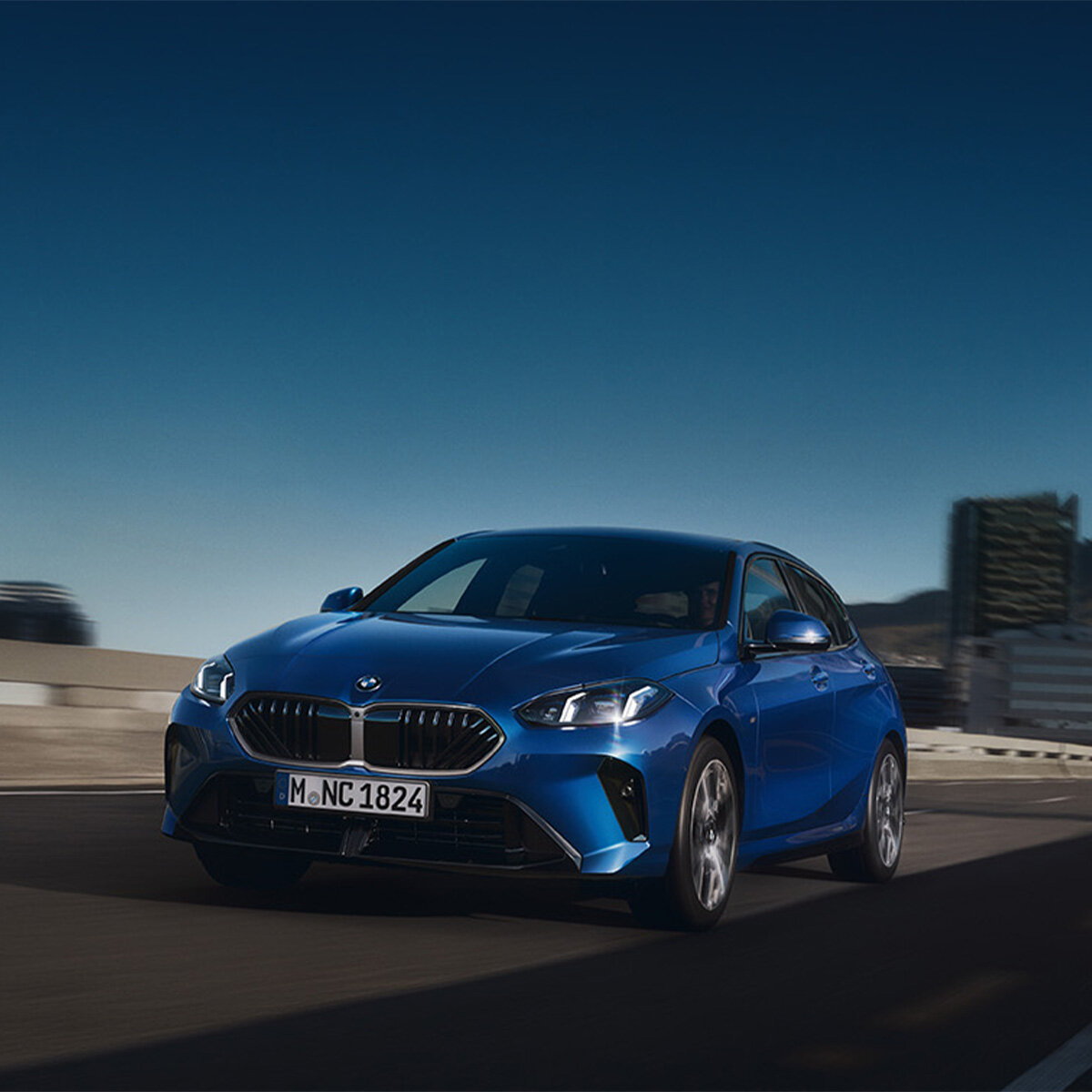 BMW 120 in Blau auf Stadtstraße – attraktives Leasingangebot bei Wahl-Group.