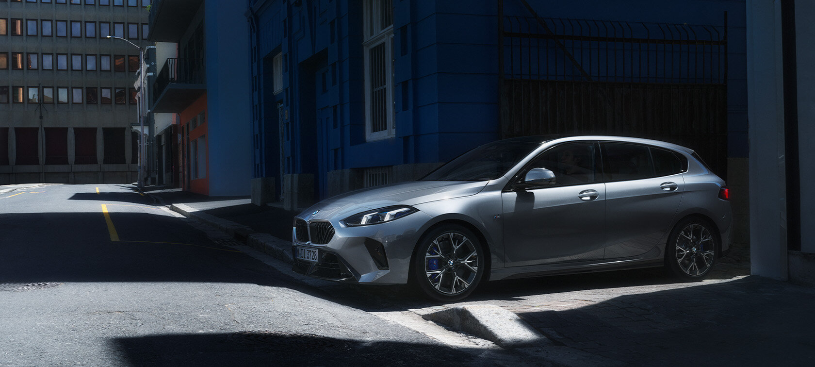 BMW 123i Großkunden-Leasing bei der Wahl-Group – sportlich & stilvoll Silberner BMW 123i auf urbaner Straße – Großkunden-Leasingangebot der Wahl-Group