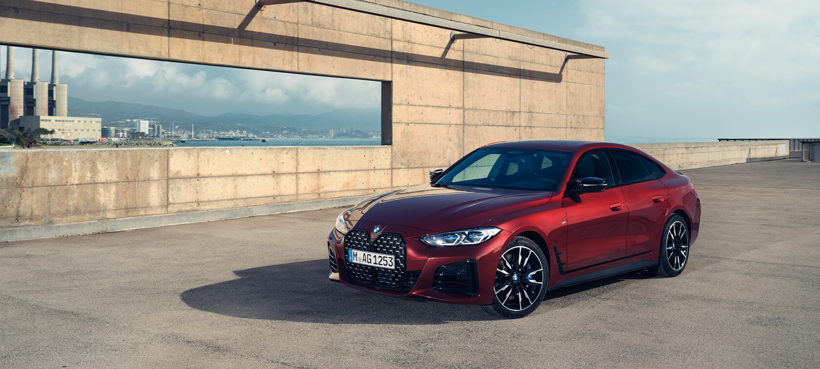 BMW 430i Gran Coupé im Großkunden-Leasing – Eleganz trifft Dynamik Roter BMW 430i Gran Coupé vor industrieller Kulisse – jetzt als Großkundenangebot bei der Wahl-Group