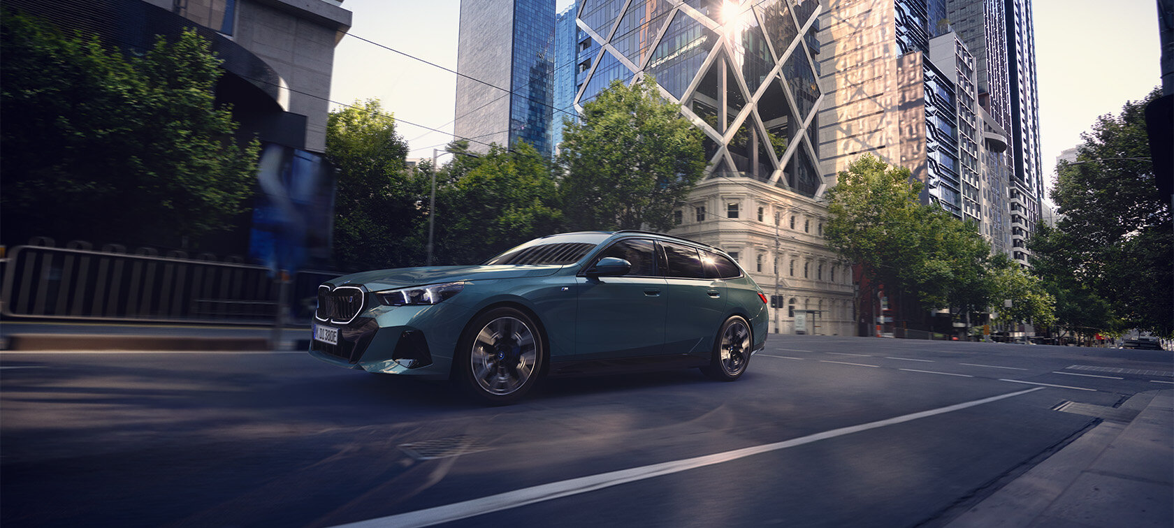 BMW i5 M60 Touring für Großkunden – Elektrisch unterwegs mit der Wahl-Group BMW i5 M60 Touring fährt durch die Stadt – vollelektrisches Großkunden-Leasingangebot