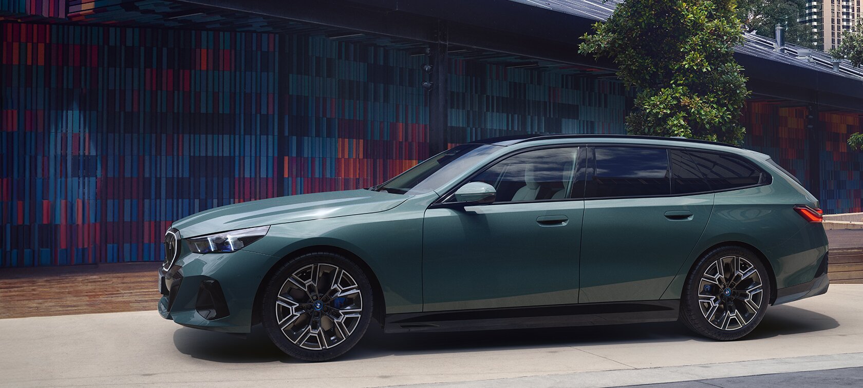 BMW i5 Touring – Elektro-Kombi bei Wahl-Group: Angebote & Leasing für Privat- und Gewerbekunden BMW i5 Touring Elektro-Kombi Seitenansicht – Jetzt BMW i5 Kombi bei Wahl-Group entdecken und unverbindliches Leasingangebot anfordern