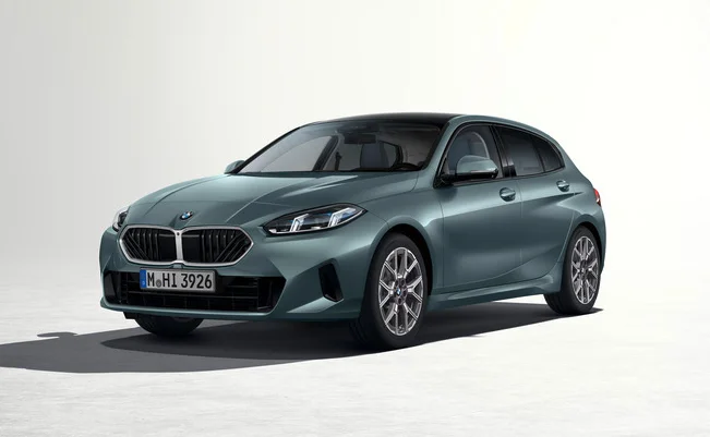 BMW 1er Winterkompletträder 2025 | Die besten Angebote Neuer BMW 1er in mattem Blaugrün ausgestattet mit originalen BMW Winterkompletträdern für das Jahr 2025.