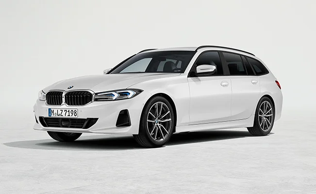 BMW 3er Touring Winterkompletträder 2025 | Original BMW Winterreifen Weißer BMW 3er Touring mit Winterkompletträdern für die Saison 2025 vor einem hellen Studiohintergrund.