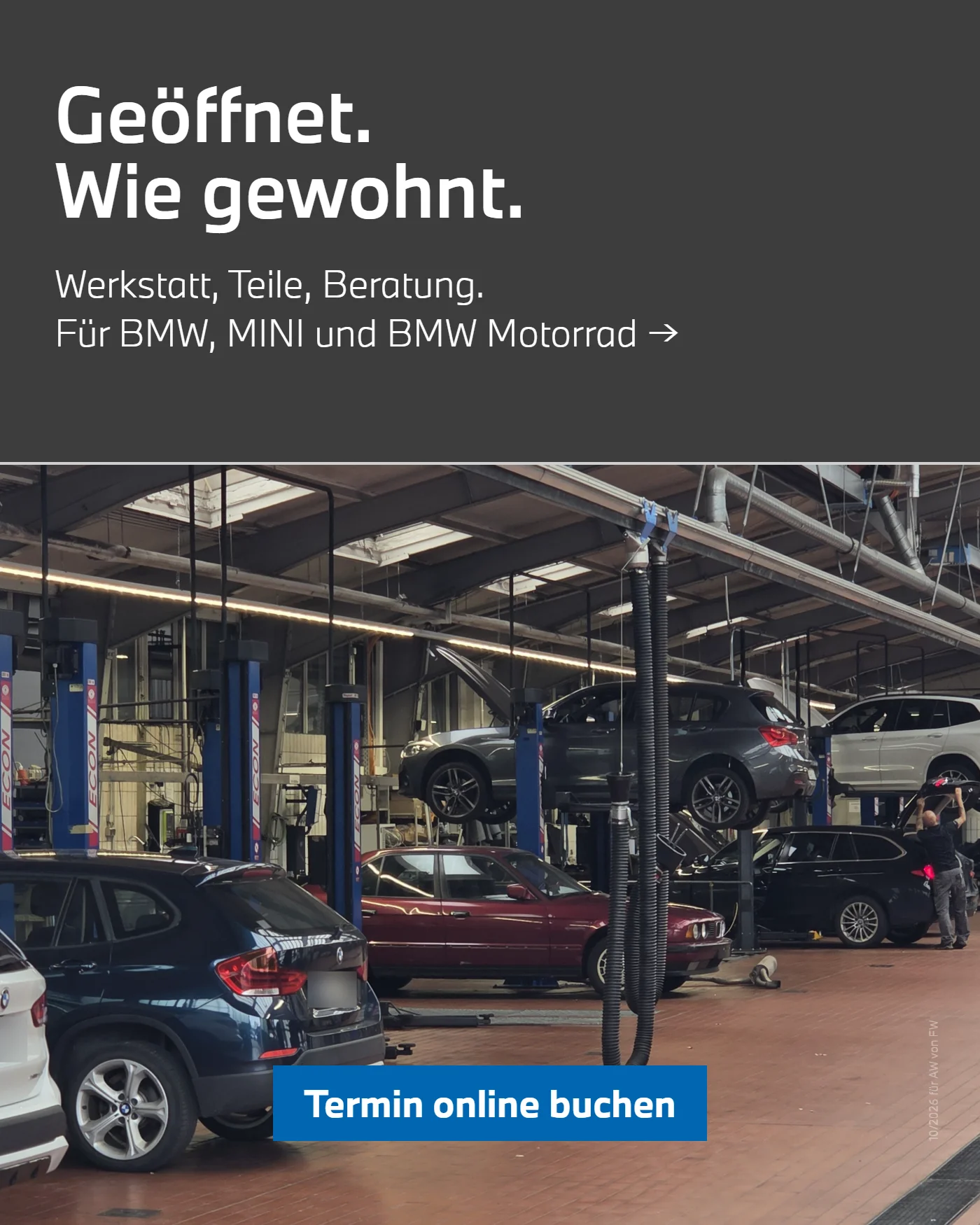 Geöffnet. Wie gewohnt. Werkstatt, Teile, Beratung für BMW, MINI und BMW Motorrad. Blick in die Werkstatt mit Fahrzeugen auf Hebebühnen. Termin online buchen.
