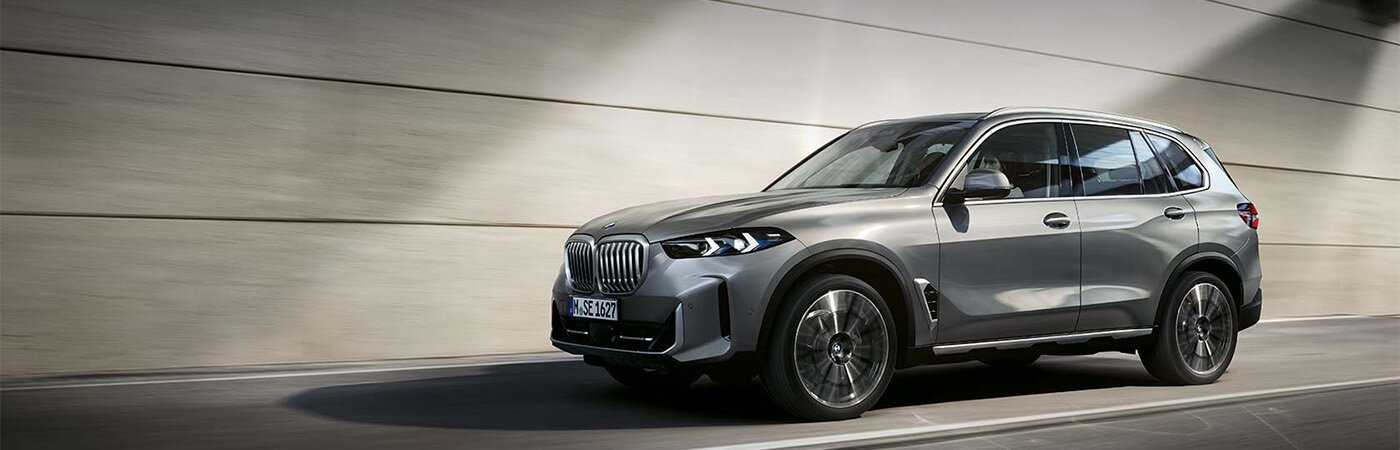 BMW Businesskundenanangebote – Jetzt bei der Wahl-Group entdecken BMW X5 fährt durch einen modernen Tunnel – Businessleasing bei der Wahl-Group