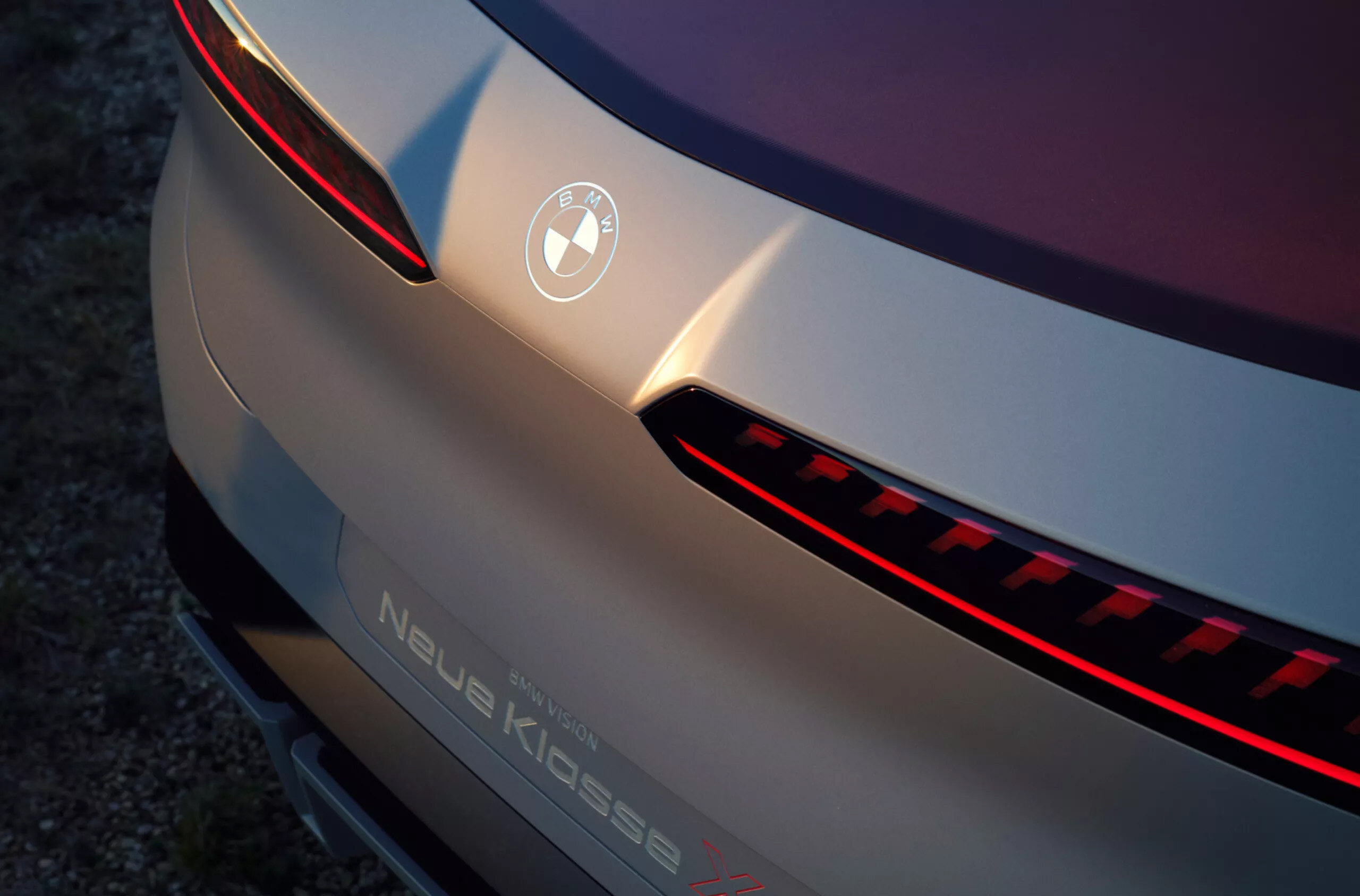 BMW Neue Klasse X Heck – Progressives Heckdesign mit markanter Lichtsignatur | Wahl-Group BMW Neue Klasse X Heck – Aerodynamisches Design und innovative Rückleuchten bei der Wahl-Group