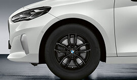 BMW Winterkompletträder: Doppelspeiche 840 Jet Black uni für den BMW 2er Active Tourer (U06). | © BMW Wahl felgen;winterreifen;felge;kompletträder;komplettrad;komplettraeder; winterkomplettraeder;felgen kaufen;winterkomplettrad;winterreifen kaufen; autoreifen kaufen;bmw felgen;bmw felge;komplettraeder winter; komplettrad winter;winterraeder;winterreifen komplettraeder; winterraeder;komplettraeder kaufen;bmw winterkomplettraeder;bmw nabendeckel; bmw radnabendeckel;bmw winterkomplettrad;winterkomplettraeder bmw; winterkomplettrad bmw;bmw winterreifen;bmw komplettraeder; BMW Winterkomplettraeder kaufen - jetzt bei BMW Wahl | © BMW Wahl