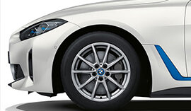 BMW Winterkompletträder: V-Speiche 851 Refined Silver für das BMW 4er Gran Coupé (G26). | © BMW Wahl felgen;winterreifen;felge;kompletträder;komplettrad;komplettraeder; winterkomplettraeder;felgen kaufen;winterkomplettrad;winterreifen kaufen; autoreifen kaufen;bmw felgen;bmw felge;komplettraeder winter; komplettrad winter;winterraeder;winterreifen komplettraeder; winterraeder;komplettraeder kaufen;bmw winterkomplettraeder;bmw nabendeckel; bmw radnabendeckel;bmw winterkomplettrad;winterkomplettraeder bmw; winterkomplettrad bmw;bmw winterreifen;bmw komplettraeder; BMW Winterkomplettraeder kaufen - jetzt bei BMW Wahl | © BMW Wahl