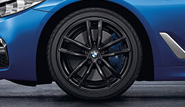 BMW Winterkompletträder: M Doppelspeiche 662 M Jet Black Uni für den BMW 5er (G30 oder G31). | © BMW Wahl felgen;winterreifen;felge;kompletträder;komplettrad;komplettraeder; winterkomplettraeder;felgen kaufen;winterkomplettrad;winterreifen kaufen; autoreifen kaufen;bmw felgen;bmw felge;komplettraeder winter; komplettrad winter;winterraeder;winterreifen komplettraeder; winterraeder;komplettraeder kaufen;bmw winterkomplettraeder;bmw nabendeckel; bmw radnabendeckel;bmw winterkomplettrad;winterkomplettraeder bmw; winterkomplettrad bmw;bmw winterreifen;bmw komplettraeder; BMW Winterkomplettraeder kaufen - jetzt bei BMW Wahl | © BMW Wahl