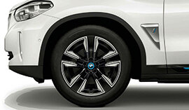 BMW Winterkompletträder: Aerodynamisches Rad 842 Jet Black Uni für den BMW i3 (I01). | © BMW Wahl felgen;winterreifen;felge;kompletträder;komplettrad;komplettraeder; winterkomplettraeder;felgen kaufen;winterkomplettrad;winterreifen kaufen; autoreifen kaufen;bmw felgen;bmw felge;komplettraeder winter; komplettrad winter;winterraeder;winterreifen komplettraeder; winterraeder;komplettraeder kaufen;bmw winterkomplettraeder;bmw nabendeckel; bmw radnabendeckel;bmw winterkomplettrad;winterkomplettraeder bmw; winterkomplettrad bmw;bmw winterreifen;bmw komplettraeder; BMW Winterkomplettraeder kaufen - jetzt bei BMW Wahl | © BMW Wahl