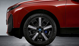 BMW Winterkompletträder: Aerodynamisches Rad 1011 Jet Black Uni für den BMW iX (I20). | © BMW Wahl felgen;winterreifen;felge;kompletträder;komplettrad;komplettraeder; winterkomplettraeder;felgen kaufen;winterkomplettrad;winterreifen kaufen; autoreifen kaufen;bmw felgen;bmw felge;komplettraeder winter; komplettrad winter;winterraeder;winterreifen komplettraeder; winterraeder;komplettraeder kaufen;bmw winterkomplettraeder;bmw nabendeckel; bmw radnabendeckel;bmw winterkomplettrad;winterkomplettraeder bmw; winterkomplettrad bmw;bmw winterreifen;bmw komplettraeder; BMW Winterkomplettraeder kaufen - jetzt bei BMW Wahl | © BMW Wahl