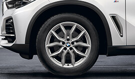 BMW Winterkompletträder: V-Speiche 734 Reflex Silver für den BMW X5 oder BMW X6 (G05 oder G06). | © BMW Wahl bmw x5 winterkomplettraeder;bmw x6 winterkomplettraeder;bmw x5 winterreifen;bmw x6 winterreifen; bmw x5 felgen;bmw x6 felgen;felgen;winterreifen;felge;kompletträder;komplettrad;komplettraeder; winterkomplettraeder;felgen kaufen;winterkomplettrad;winterreifen kaufen;autoreifen kaufen; bmw felgen;bmw felge;komplettraeder winter; komplettrad winter;winterraeder;winterreifen komplettraeder; winterraeder;komplettraeder kaufen;bmw winterkomplettraeder;bmw nabendeckel;bmw radnabendeckel; bmw winterkomplettrad;winterkomplettraeder bmw; winterkomplettrad bmw;bmw winterreifen;bmw komplettraeder; BMW Winterkomplettraeder kaufen - jetzt bei BMW Wahl | © BMW Wahl