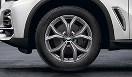BMW Winterkompletträder: V-Speiche 735 Ferric Grey für den BMW X5 oder BMW X6 (G05 oder G06). | © BMW Wahl bmw x5 winterkomplettraeder;bmw x6 winterkomplettraeder;bmw x5 winterreifen;bmw x6 winterreifen; bmw x5 felgen;bmw x6 felgen;felgen;winterreifen;felge;kompletträder;komplettrad;komplettraeder; winterkomplettraeder;felgen kaufen;winterkomplettrad;winterreifen kaufen;autoreifen kaufen; bmw felgen;bmw felge;komplettraeder winter; komplettrad winter;winterraeder;winterreifen komplettraeder; winterraeder;komplettraeder kaufen;bmw winterkomplettraeder;bmw nabendeckel;bmw radnabendeckel; bmw winterkomplettrad;winterkomplettraeder bmw; winterkomplettrad bmw;bmw winterreifen;bmw komplettraeder; BMW Winterkomplettraeder kaufen - jetzt bei BMW Wahl | © BMW Wahl