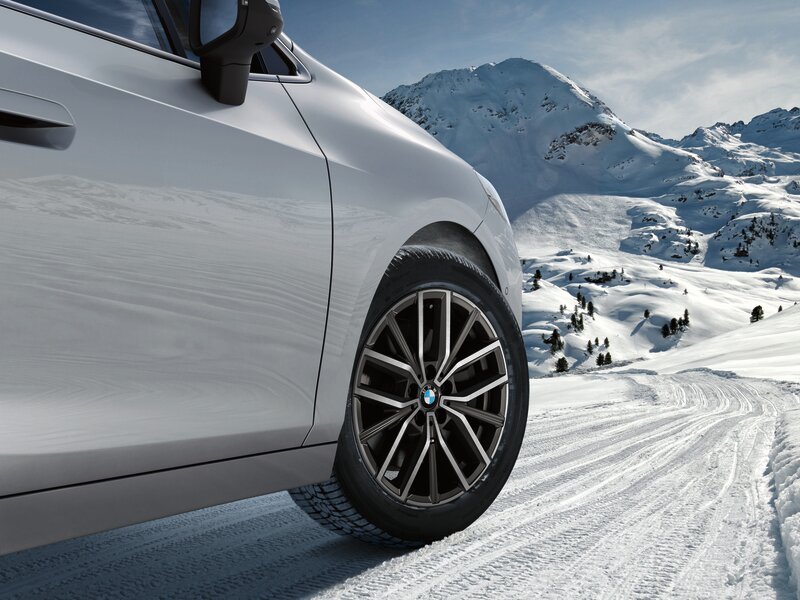 BMW Winterkompletträder 18 Zoll M Doppelspeiche 838M Midnight Grey für die Modelle U06 | BMW Wahl-Group Original BMW Winterkomplettradsatz M Doppelspeiche 838M Midnight Grey in 18 Zoll mit Goodyear Ultra Grip Performance +* Bereifung für BMW U06, (Teilenummer 5A4B002), angeboten von der BMW Wahl-Group.