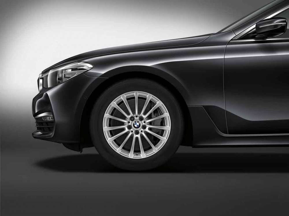 Original BMW Winterkomplettradsatz Vielspeiche 619 Reflex Silver in 18 Zoll mit Goodyear Ultra Grip 8 Performance* Bereifung für BMW G31 PHEV, (Teilenummer 5A23FE5), angeboten von der BMW Wahl-Group.