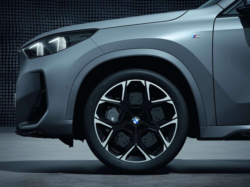 Original BMW Winterkomplettradsatz M Y-Speiche 872M Jet Black Matt in 20 Zoll mit Pirelli P-Zero Winter* MO Bereifung für BMW U11/U10, (Teilenummer 5A8FDC5), angeboten von der BMW Wahl-Group.
