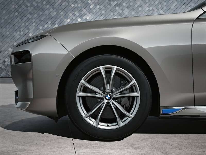 Original BMW Winterkomplettradsatz Doppelspeiche 903 Refined Silver in 19 Zoll mit Pirelli P-Zero Winter* Bereifung für BMW G45/G70 (pre LCI), (Teilenummer 5A648B4), angeboten von der BMW Wahl-Group.