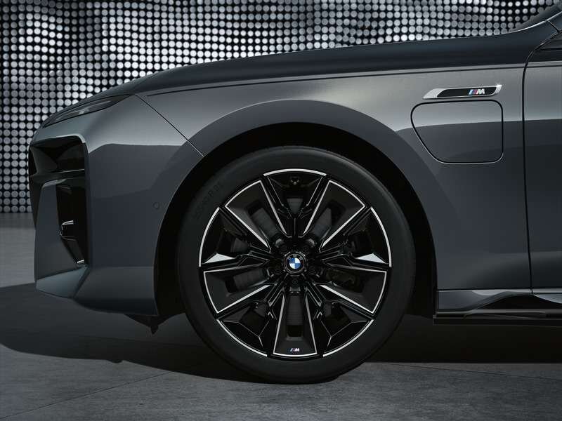 Original BMW Winterkomplettradsatz M Aerodynamic 909M Jet Black Uni in 21 Zoll mit Pirelli P-Zero Winter* Bereifung für BMW G70 , (Teilenummer 5A64995), angeboten von der BMW Wahl-Group.
