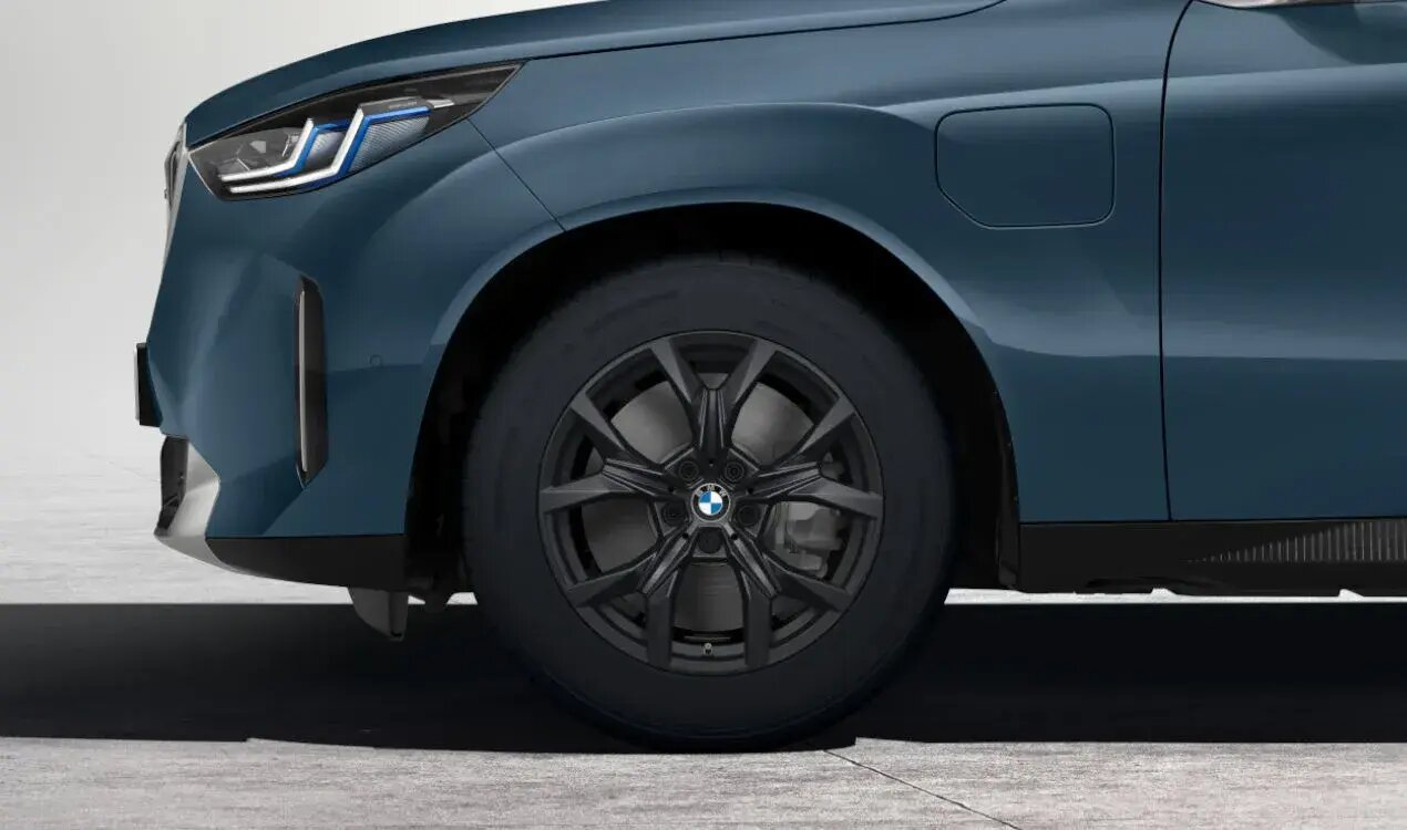 BMW Winterkompletträder 18 Zoll Y-Speiche 921 Frozen Midnight Grey für die Modelle G45 | BMW Wahl-Group Original BMW Winterkomplettradsatz Y-Speiche 921 Frozen Midnight Grey in 18 Zoll mit Yokohama Geolander A/T G015 Bereifung für BMW G45, (Teilenummer 5B4E9B7), angeboten von der BMW Wahl-Group.