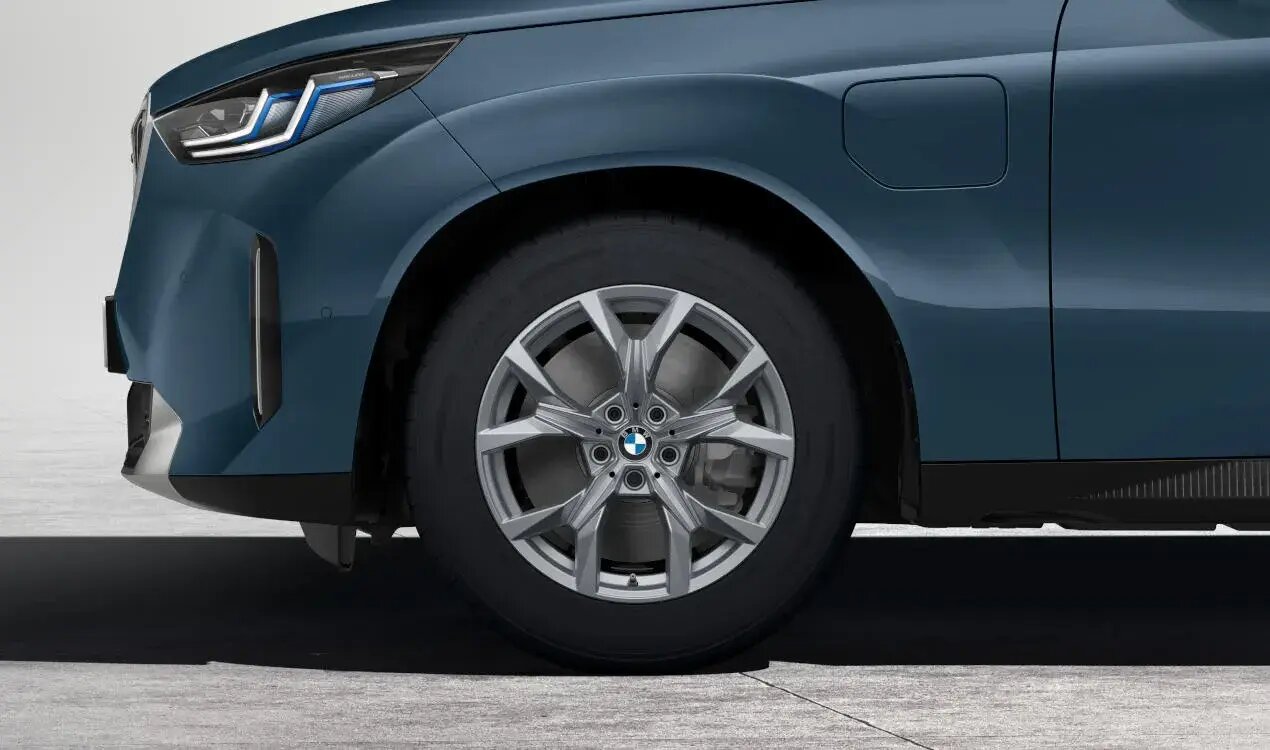 BMW Winterkompletträder 18 Zoll Y-Speiche 921 Refined Silver für die Modelle G45 | BMW Wahl-Group Original BMW Winterkomplettradsatz Y-Speiche 921 Refined Silver in 18 Zoll mit Hankook Winter icept evo3 X Bereifung für BMW G45, (Teilenummer 5B4E9A1), angeboten von der BMW Wahl-Group.