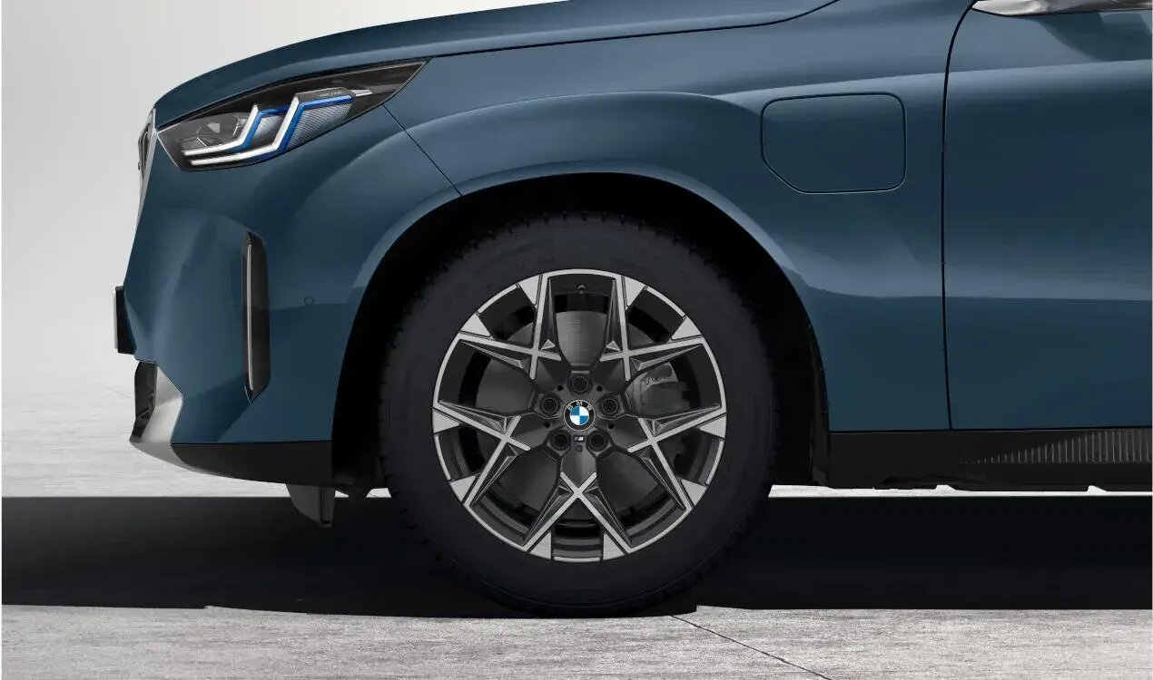 BMW Winterkompletträder 19 Zoll M Y-Speiche 1035M Midnight Grey für die Modelle G45 | BMW Wahl-Group Original BMW Winterkomplettradsatz M Y-Speiche 1035M Midnight Grey in 19 Zoll mit Pirelli P-Zero Winter Bereifung für BMW G45, (Teilenummer 5B4E9E2), angeboten von der BMW Wahl-Group.