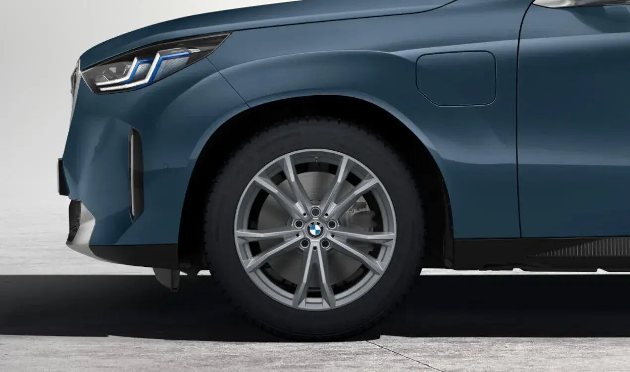 BMW Winterkompletträder 19 Zoll Doppelspeiche 903 Refined Silver für die Modelle G45 | BMW Wahl-Group Original BMW Winterkomplettradsatz Doppelspeiche 903 Refined Silver in 19 Zoll mit Goodyear Ultra Grip Performance 3 Bereifung für BMW G45, (Teilenummer 5B4E9C5), angeboten von der BMW Wahl-Group.