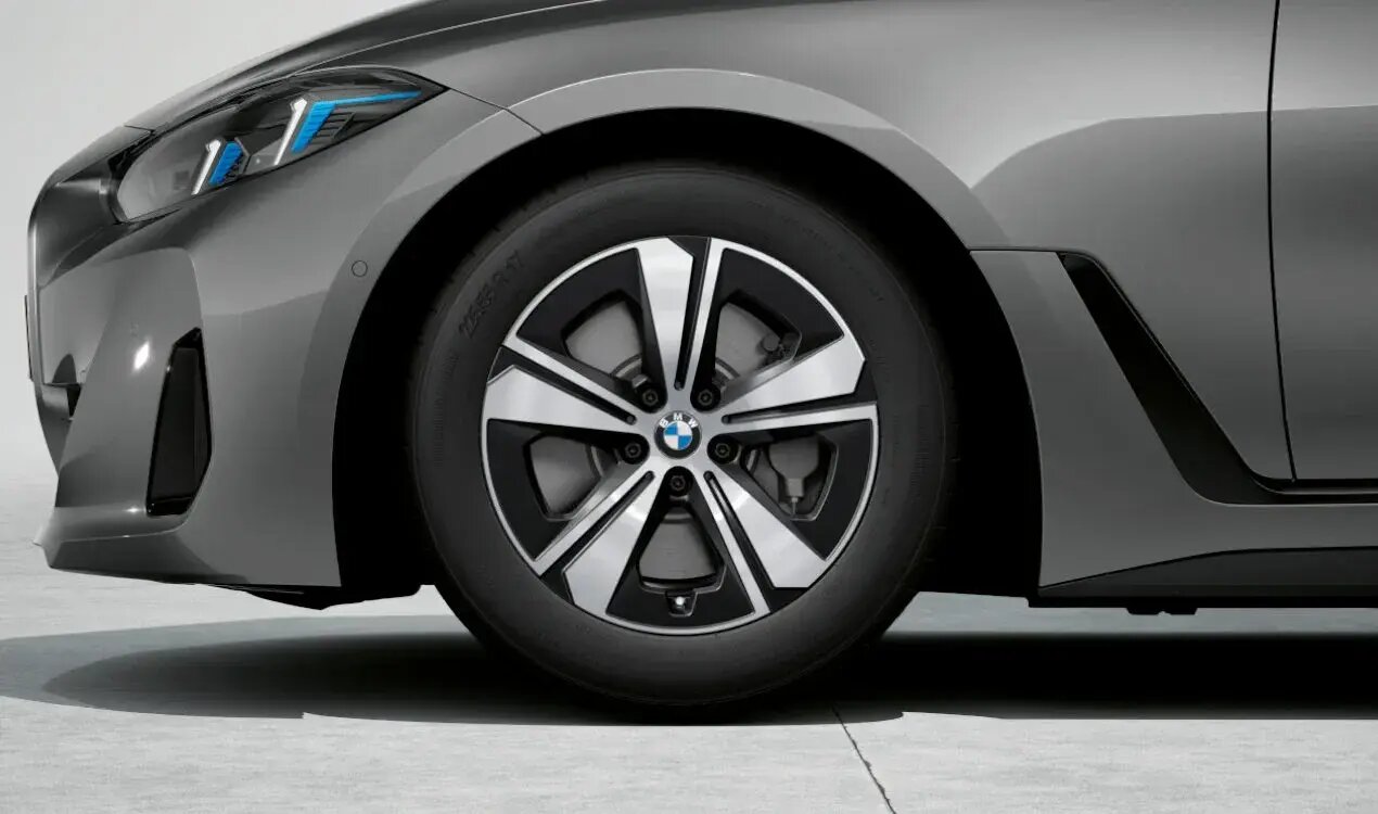 BMW Winterkompletträder 17 Zoll Aerodynamic 852 Midnight Grey für die Modelle G26/G26E | BMW Wahl-Group Original BMW Winterkomplettradsatz Aerodynamic 852 Midnight Grey in 17 Zoll mit Continental Winter Contact TS860S Bereifung für BMW G26/G26E, (Teilenummer 5B4E070), angeboten von der BMW Wahl-Group.