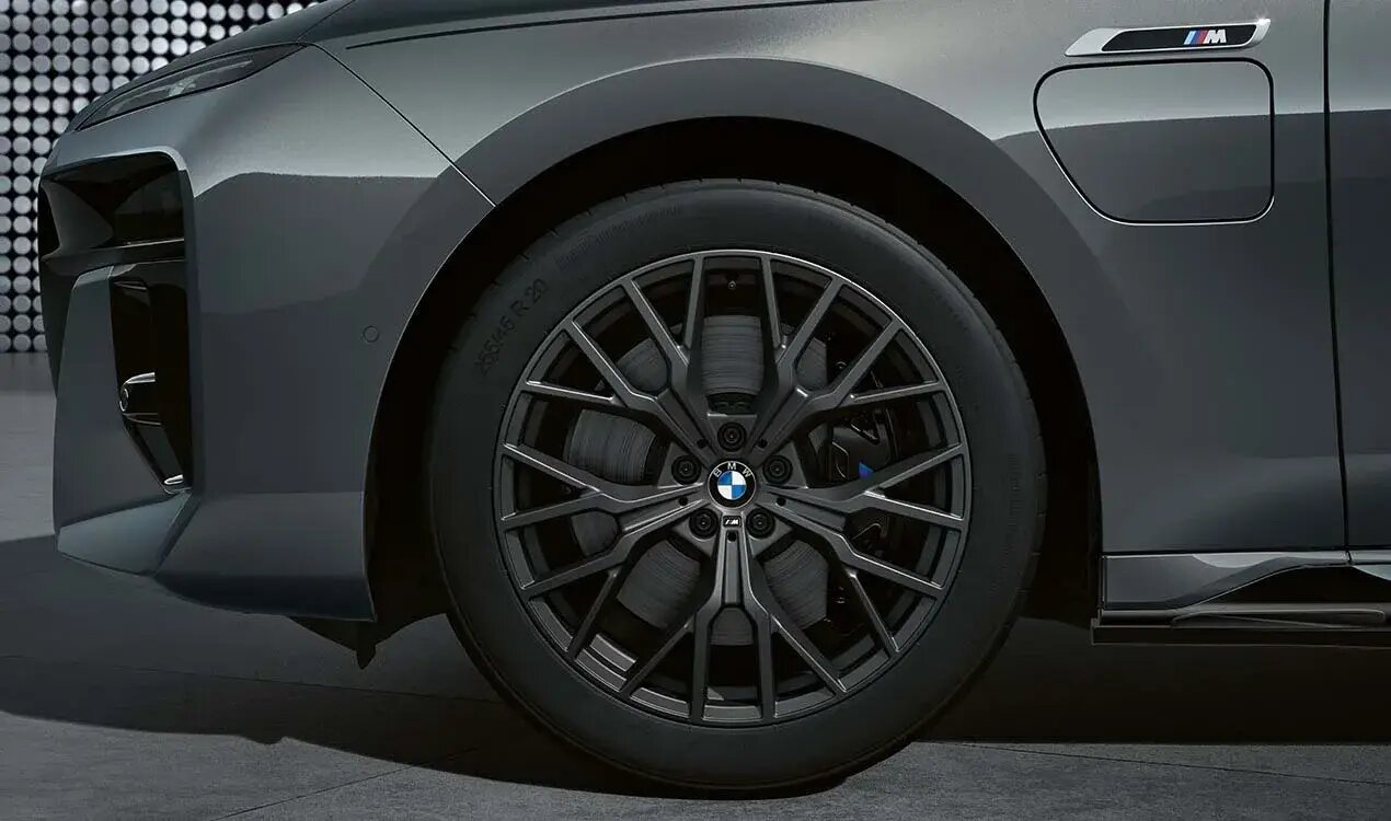 BMW Winterkompletträder 20 Zoll M Performance Y-Speiche 911M Jet Black matt für die Modelle G45 | BMW Wahl-Group Original BMW Winterkomplettradsatz M Performance Y-Speiche 911M Jet Black matt in 20 Zoll mit Goodyear Ultra Grip Performance 3 Bereifung für BMW G45, (Teilenummer 5B4E9E6), angeboten von der BMW Wahl-Group.