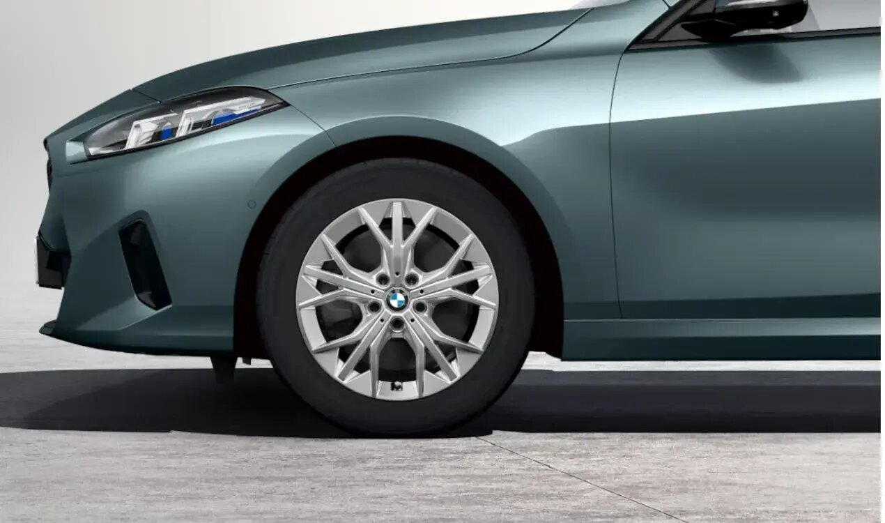 Original BMW Winterkomplettradsatz Y-Speiche 972 Refined Silver in 17 Zoll mit Goodyear Ultra Grip Performance 3 Bereifung für BMW F70/F74, (Teilenummer 5B4E918), angeboten von der BMW Wahl-Group.