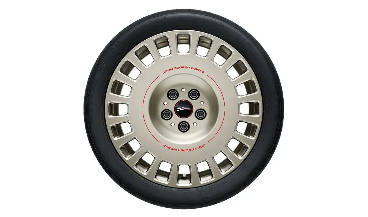 MINI Winterkompletträder 18 Zoll JCW Rallye Spoke 992 Vibrant Silver für die Modelle J05 (Aceman E, Aceman SE, JCW Aceman E) | MINI Wahl-Group Original MINI Winterkomplettrad JCW Rallye Spoke 992 Vibrant Silver in 18 Zoll mit Goodyear Ultra Grip Performance 3 Bereifung für MINI Modelle J05 (Aceman E, Aceman SE, JCW Aceman E), Teilenummer 5B4EA77, angeboten von der MINI Wahl-Group.