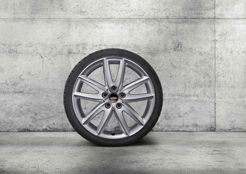 MINI Winterkompletträder 18 Zoll JCW Grip Spoke 815 Bright Silver Metallic für die Modelle F54 (Cooper, Cooper ALL4, Cooper D, Cooper S, Cooper S ALL4, Cooper SD, Cooper SD ALL4, JCW ALL4, One, One D) | MINI Wahl-Group Original MINI Winterkomplettrad JCW Grip Spoke 815 Bright Silver Metallic in 18 Zoll mit Pirelli Winter Sottozero 3 r-f* Bereifung für MINI Modelle F54 (Cooper, Cooper ALL4, Cooper D, Cooper S, Cooper S ALL4, Cooper SD, Cooper SD ALL4, JCW ALL4, One, One D), Teilenummer 2472177, angeboten von der MINI Wahl-Group.