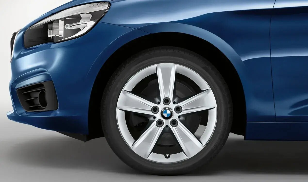 BMW Winterkompletträder 17 Zoll Sternspeiche 478 Reflex Silver für die Modelle F45/F46 | BMW Wahl-Group Original BMW Winterkomplettradsatz Sternspeiche 478 Reflex Silver in 17 Zoll mit Continental Winter Contact TS830P* Bereifung für BMW F45/F46, (Teilenummer 2462089), angeboten von der BMW Wahl-Group.