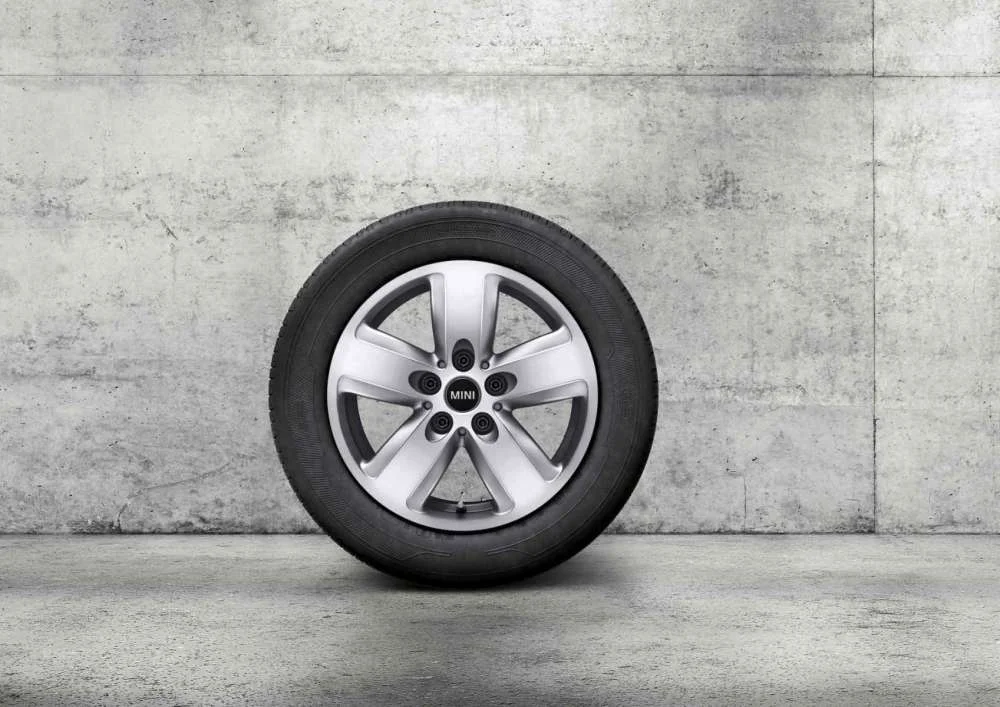 Original MINI Winterkomplettrad Revolite Spoke 517 Bright Silver Metallic in 16 Zoll mit Pirelli W210 Snowcontrol 3* Bereifung für MINI Modelle F54 (Cooper, Cooper ALL4, Cooper D, One, One D), Teilenummer 2411025, angeboten von der MINI Wahl-Group.