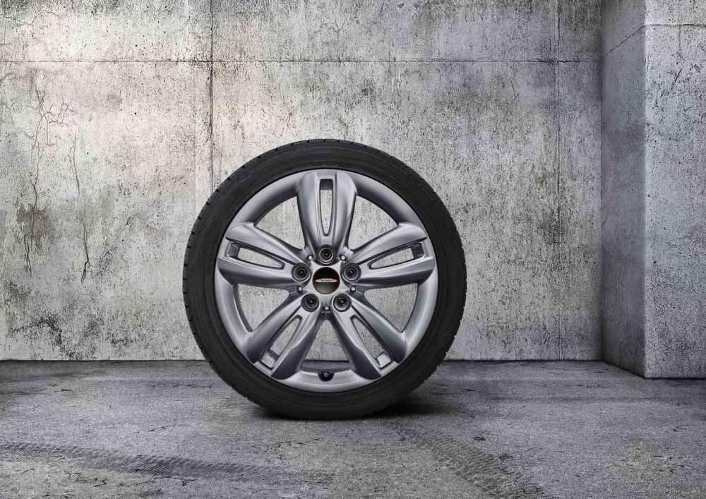 MINI Winterkompletträder 17 Zoll JCW Track Spoke 501 Bright Silver Metallic für die Modelle F55/F56/F57 (Cooper, Cooper D, Cooper S, Cooper SD, Cooper SE, JCW, One, One D, One First) | MINI Wahl-Group Original MINI Winterkomplettrad JCW Track Spoke 501 Bright Silver Metallic in 17 Zoll mit Dunlop SP Winter Sport 4D ROF* Bereifung für MINI Modelle F55/F56/F57 (Cooper, Cooper D, Cooper S, Cooper SD, Cooper SE, JCW, One, One D, One First), Teilenummer 2349712, angeboten von der MINI Wahl-Group.