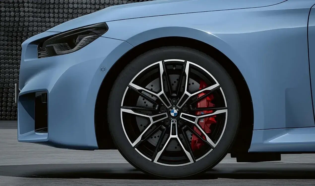Original BMW Winterkomplettradsatz M Doppelspeiche 930M Jet Black Uni in 19 Zoll mit Michelin Pilot Alpin 5 Bereifung für BMW G80/G81/G82/G83/G87 M3/M4/M2 , (Teilenummer 5B47793), angeboten von der BMW Wahl-Group.