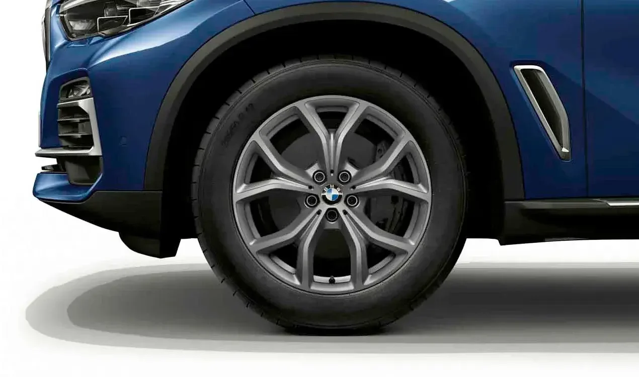 BMW Winterkompletträder 19 Zoll V-Speiche 735 Ferric Grey für die Modelle G05 LCI | BMW Wahl-Group Original BMW Winterkomplettradsatz V-Speiche 735 Ferric Grey in 19 Zoll mit Pirelli Scorpion Winter r-f Bereifung für BMW G05 LCI, (Teilenummer 5B5D007), angeboten von der BMW Wahl-Group.