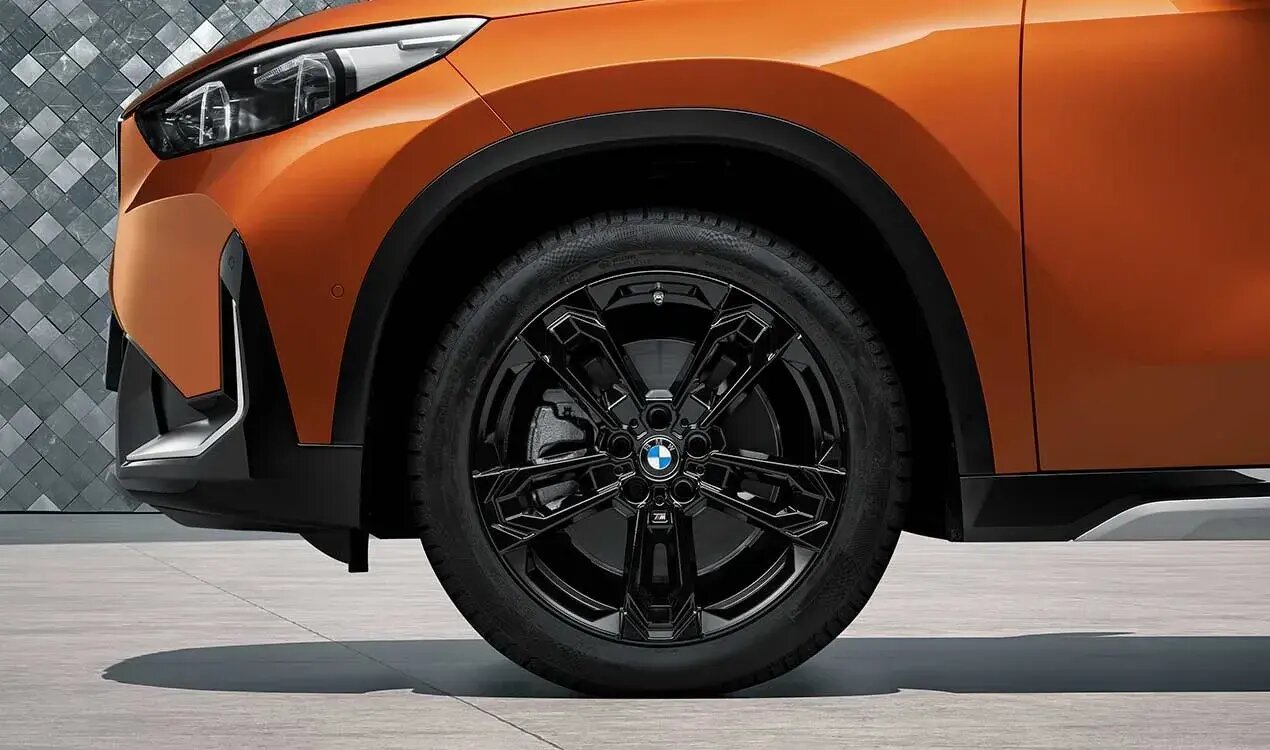 Original BMW Winterkomplettradsatz M Doppelspeiche 871M Jet Black Uni in 19 Zoll mit Pirelli P-Zero Winter Bereifung für BMW U11/U10, (Teilenummer 5B5CFF5), angeboten von der BMW Wahl-Group.