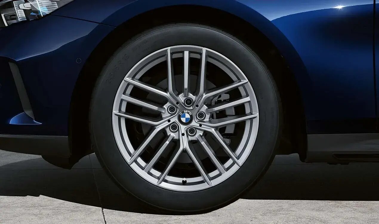 Original BMW Winterkomplettradsatz Dreifachspeiche 933 Refined Silver in 19 Zoll mit Pirelli P-Zero Winter Bereifung für BMW G60/G61, (Teilenummer 5B5CFE8), angeboten von der BMW Wahl-Group.