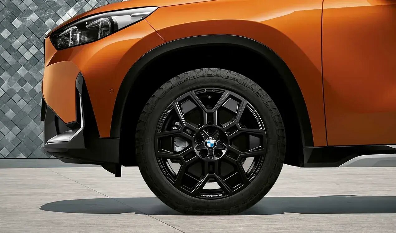 Original BMW Winterkomplettradsatz M Performance Sternspeiche 880M Jet Black Matt in 18 Zoll mit Bridgestone Blizzak LM005 Bereifung für BMW U11/U10, (Teilenummer 5B5CFF2), angeboten von der BMW Wahl-Group.