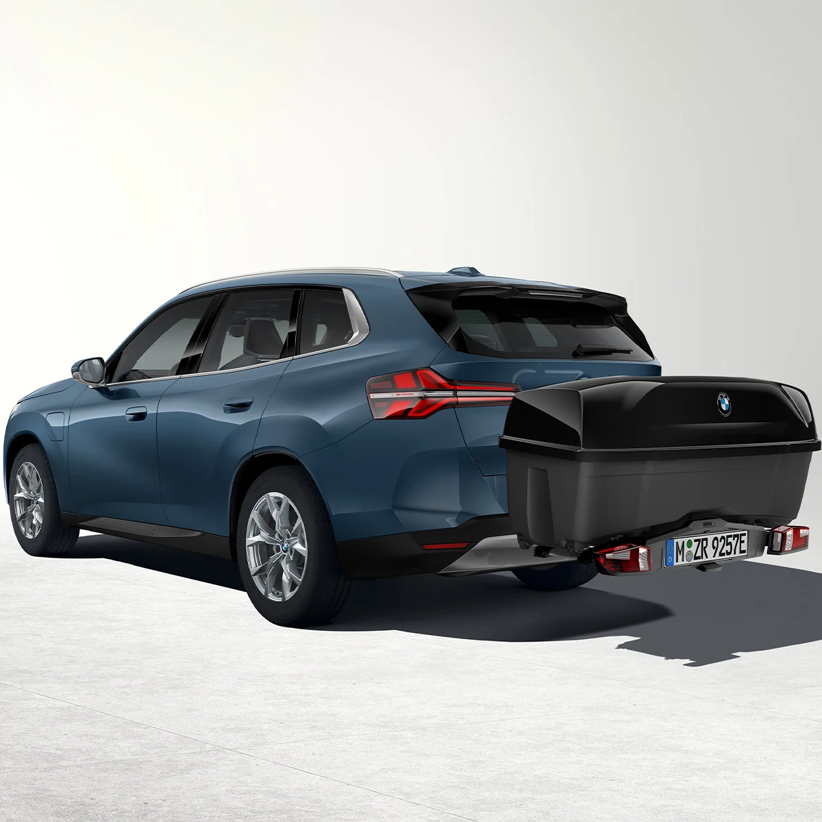 BMW Heckbox auf Anhängerkupplung montiert an blauem BMW – Zubehör bei der Wahl-Group